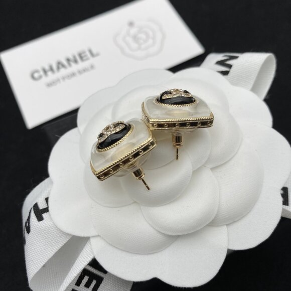 Chanel - Picture 3 of 4